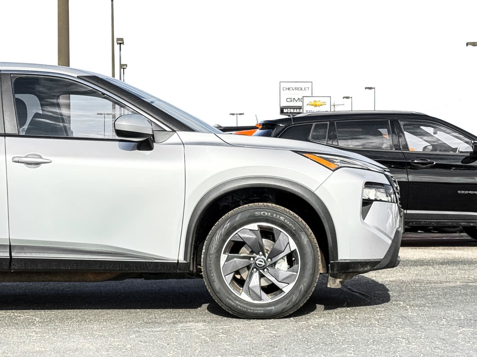 Used 2024 Nissan Rogue SV FWD image 9