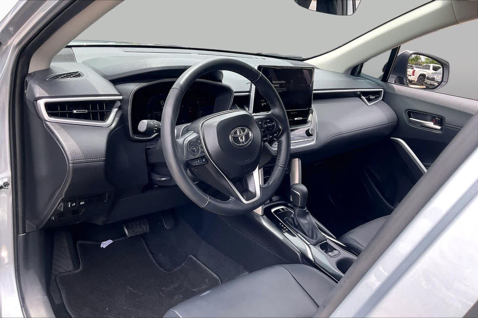 Used 2025 Toyota Corolla Cross XLE FWD image 17