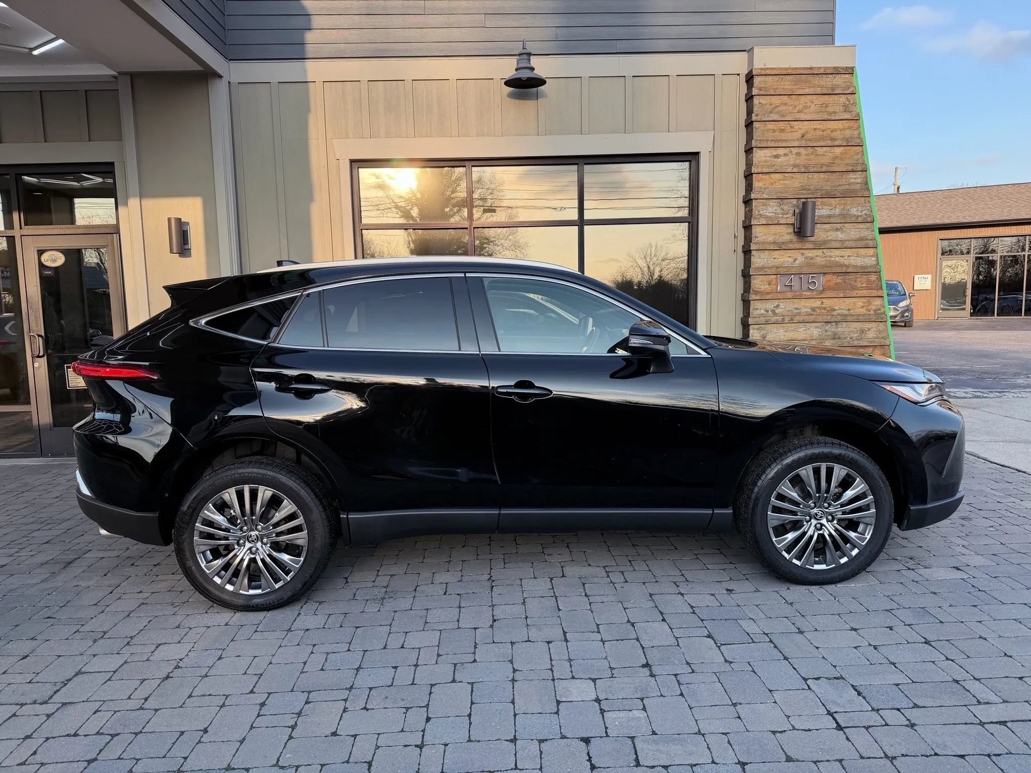 Used 2023 Toyota Venza XLE AWD/4WD image 7