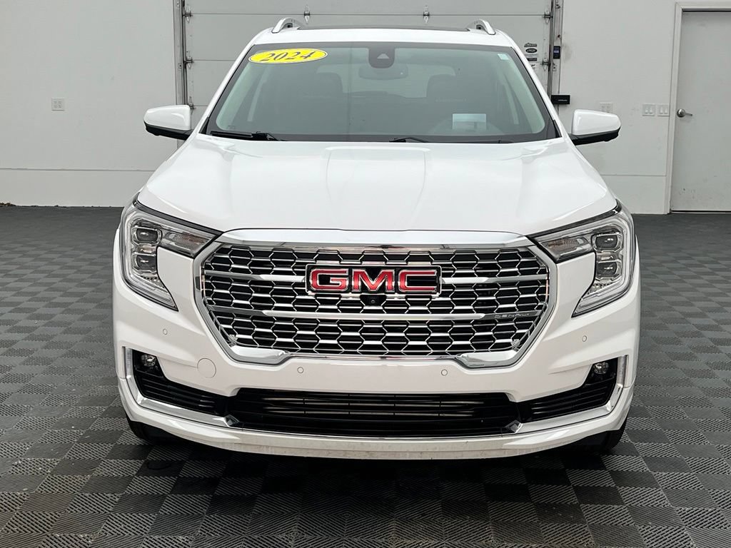 Used 2024 GMC Terrain Denali w/ Denali Premium Package AWD/4WD image 16