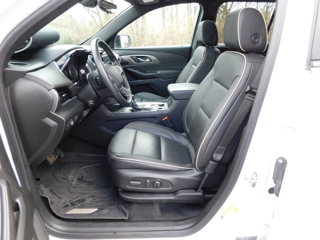 Used 2023 Chevrolet Traverse Premier w/ Redline Edition image 13