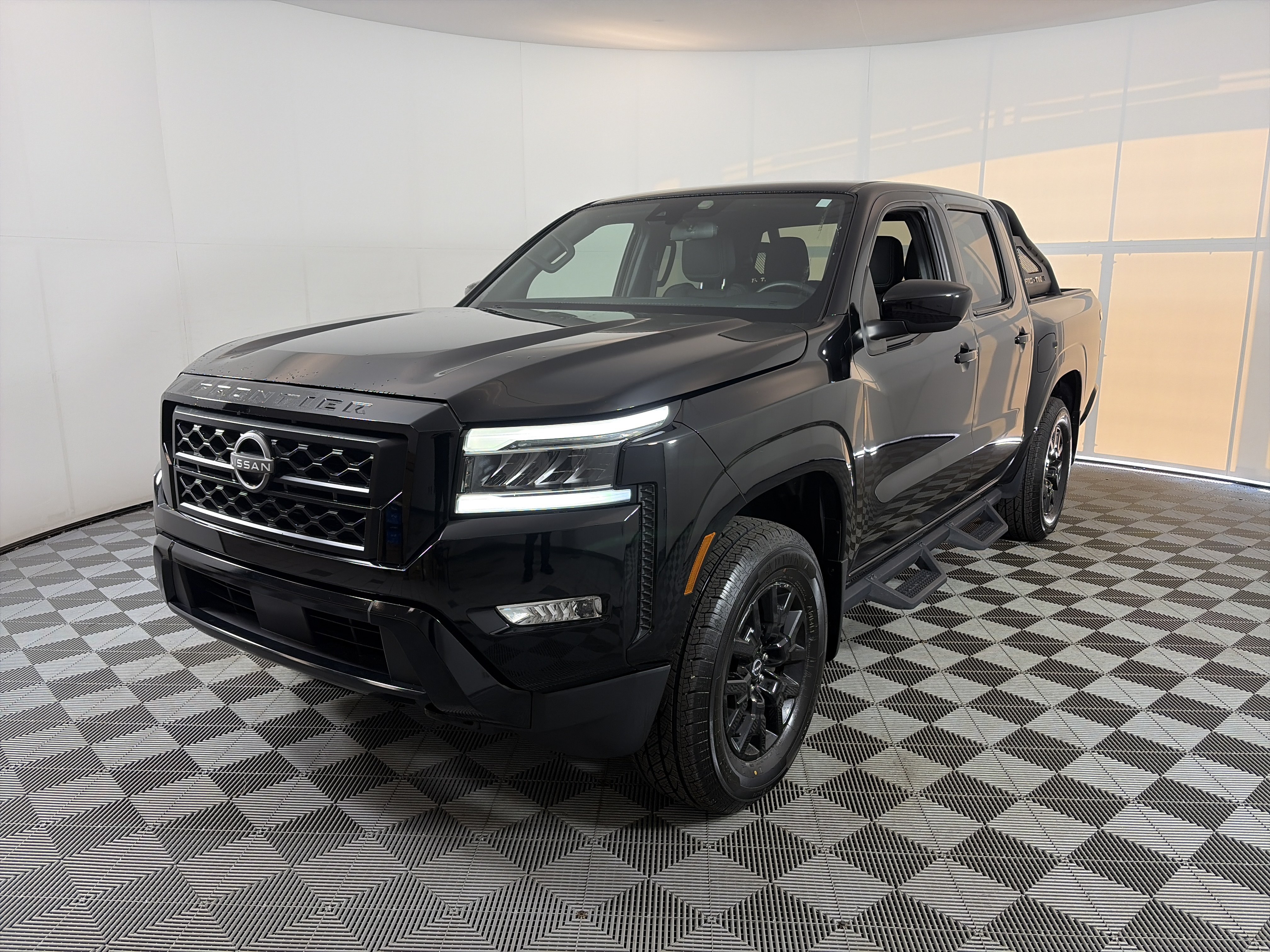 Used 2023 Nissan Frontier SV w/ Midnight Edition Package AWD/4WD image 2