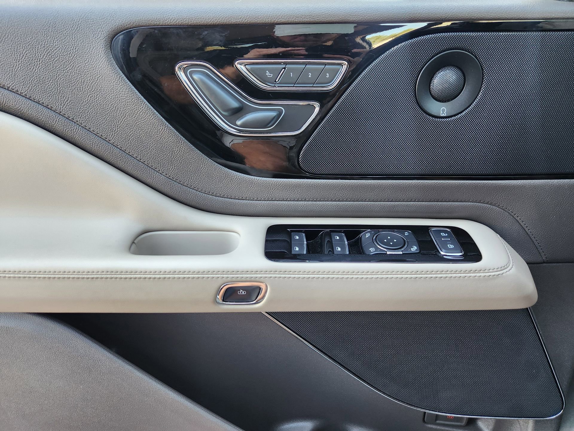 Used 2021 Lincoln Aviator Reserve w/ Equipment Group 201A image 23