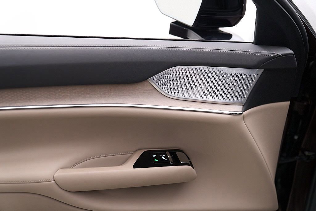 Certified 2025 Volvo EX90 Ultra AWD/4WD image 12