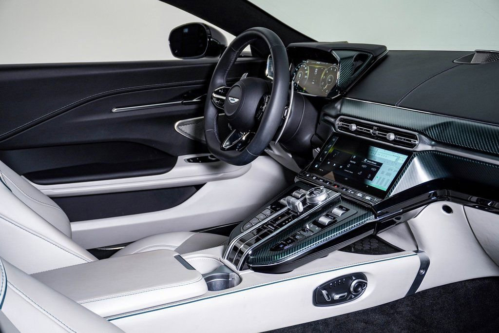 Used 2026 Aston Martin V8 Vantage Coupe image 17