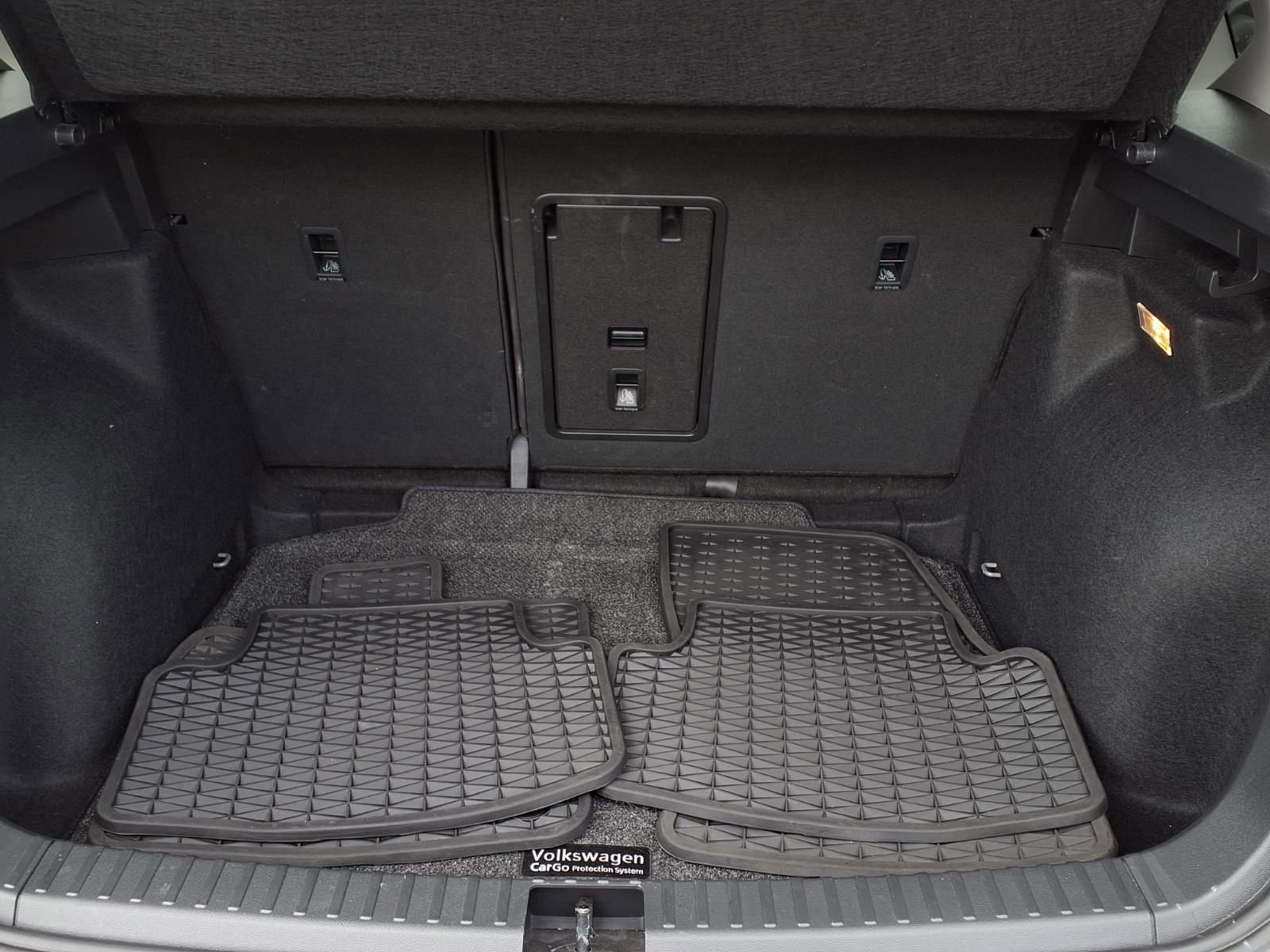 Used 2023 Volkswagen Taos SE w/ Panoramic Sunroof Package FWD image 8