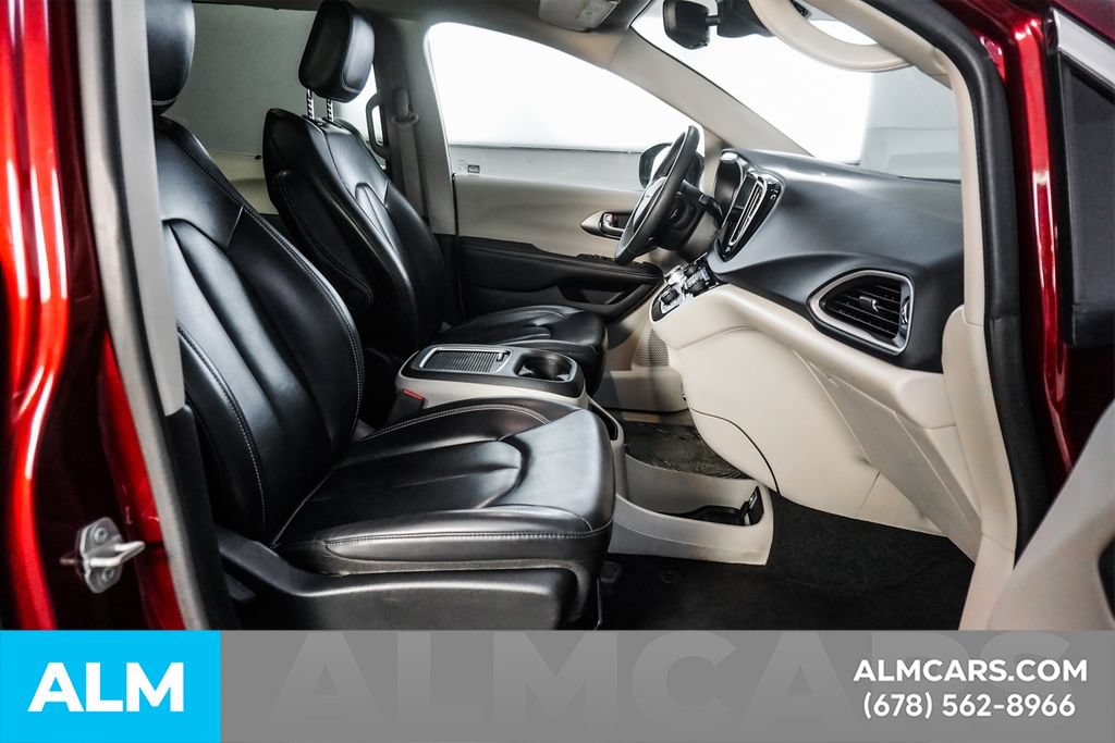 Used 2023 Chrysler Pacifica Touring-L FWD image 17