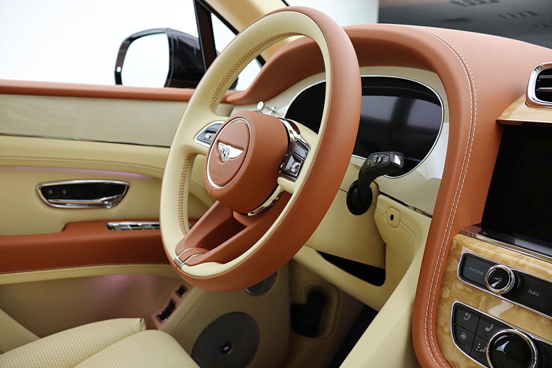 Certified 2023 Bentley Bentayga AWD/4WD image 29