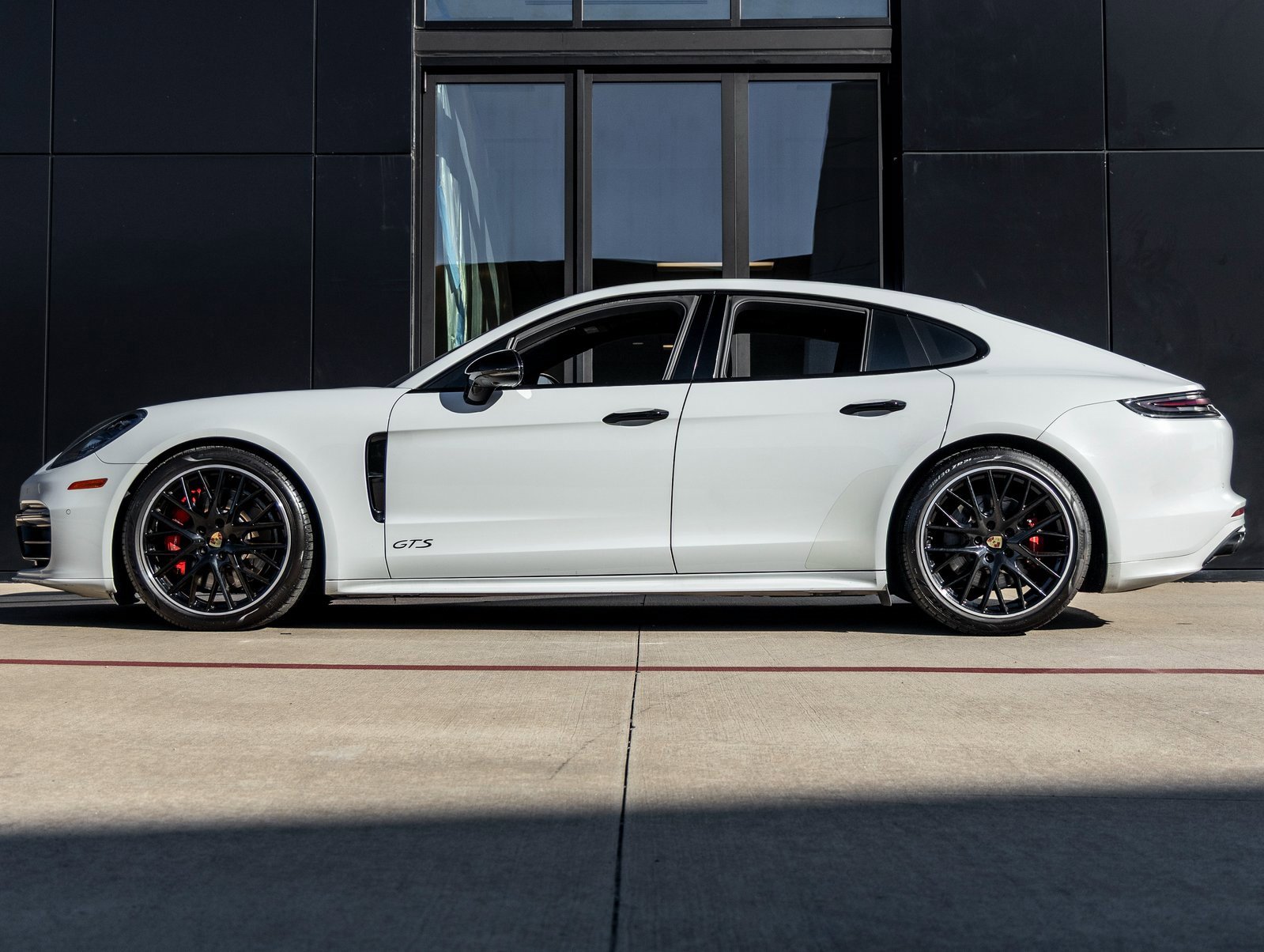 Used 2020 Porsche Panamera GTS image 2