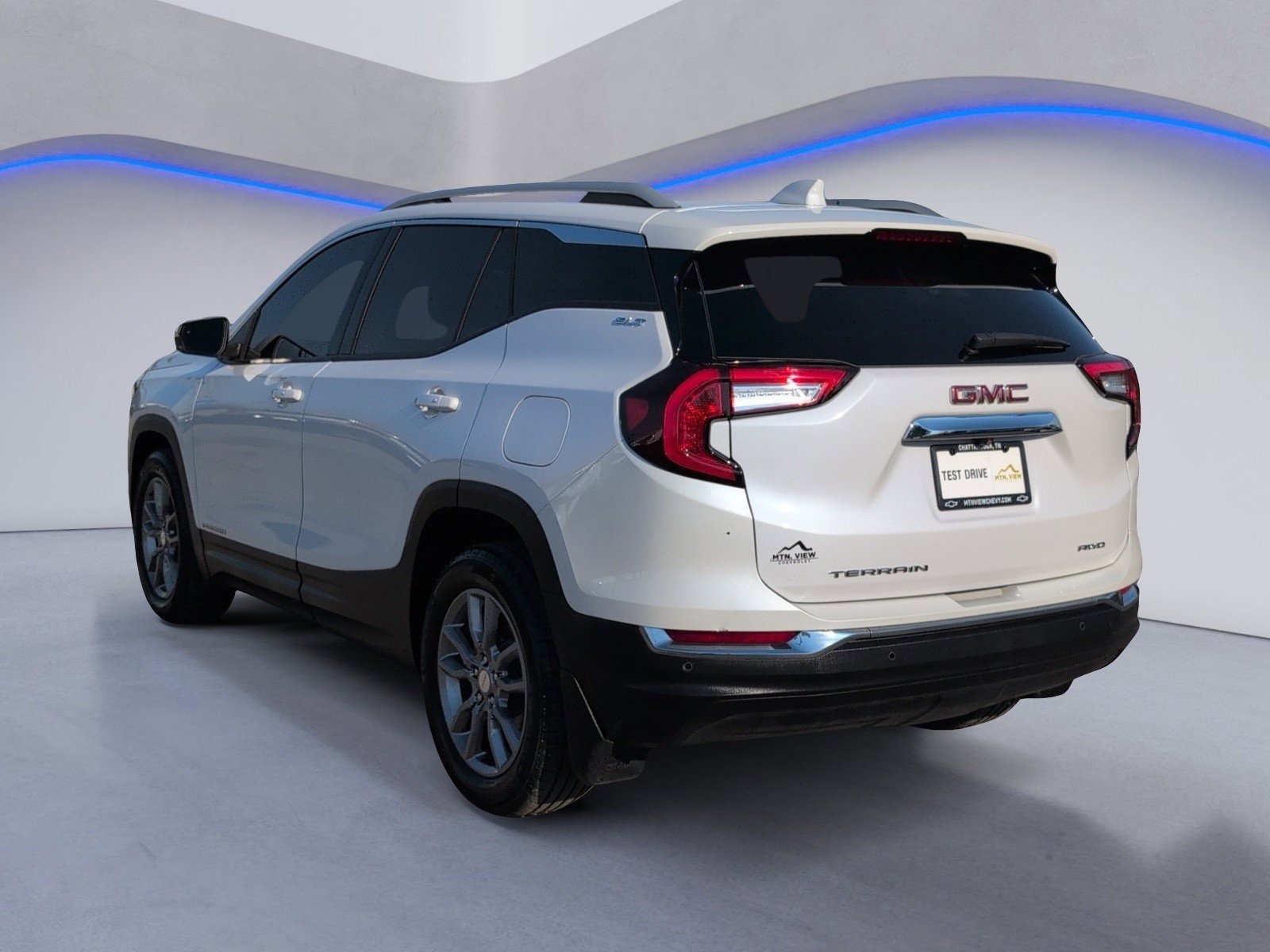 Used 2024 GMC Terrain SLT w/ Infotainment Package II image 3