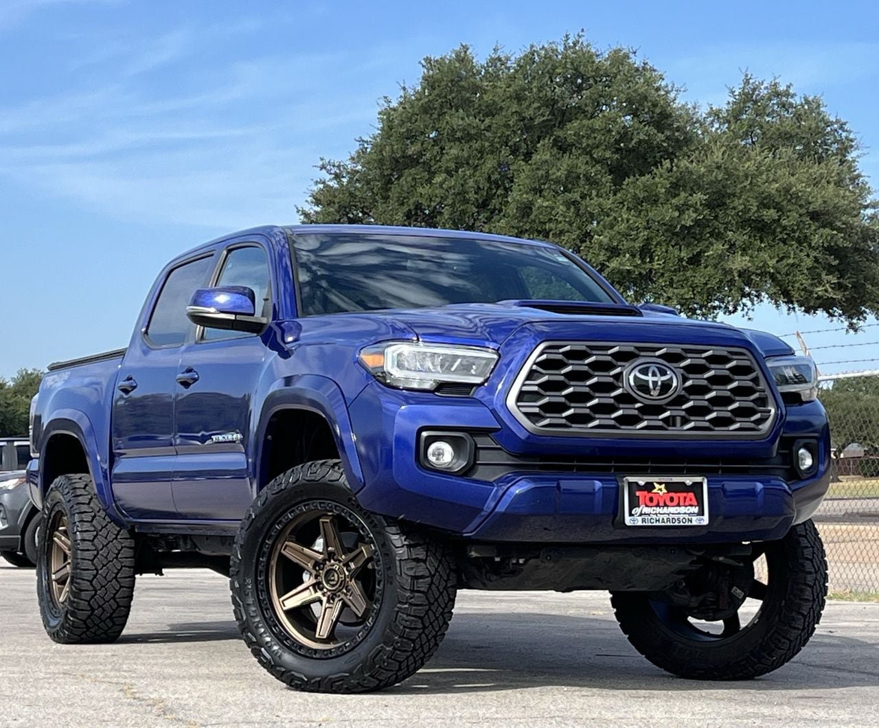 Used 2022 Toyota Tacoma TRD Sport w/ TRD Premium Sport Package AWD/4WD image 2