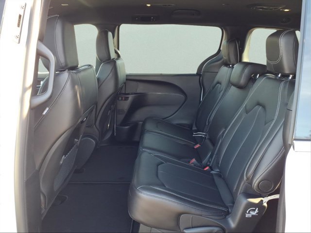 New 2026 Chrysler Pacifica Select image 10