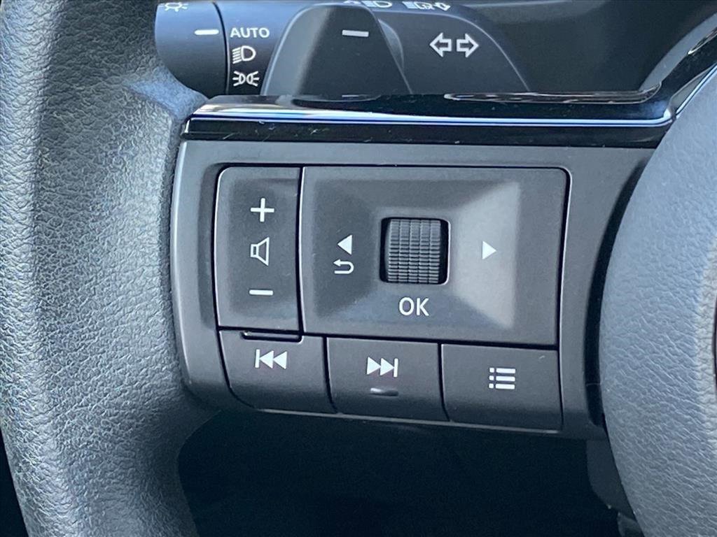 Used 2023 Nissan Rogue SV image 6