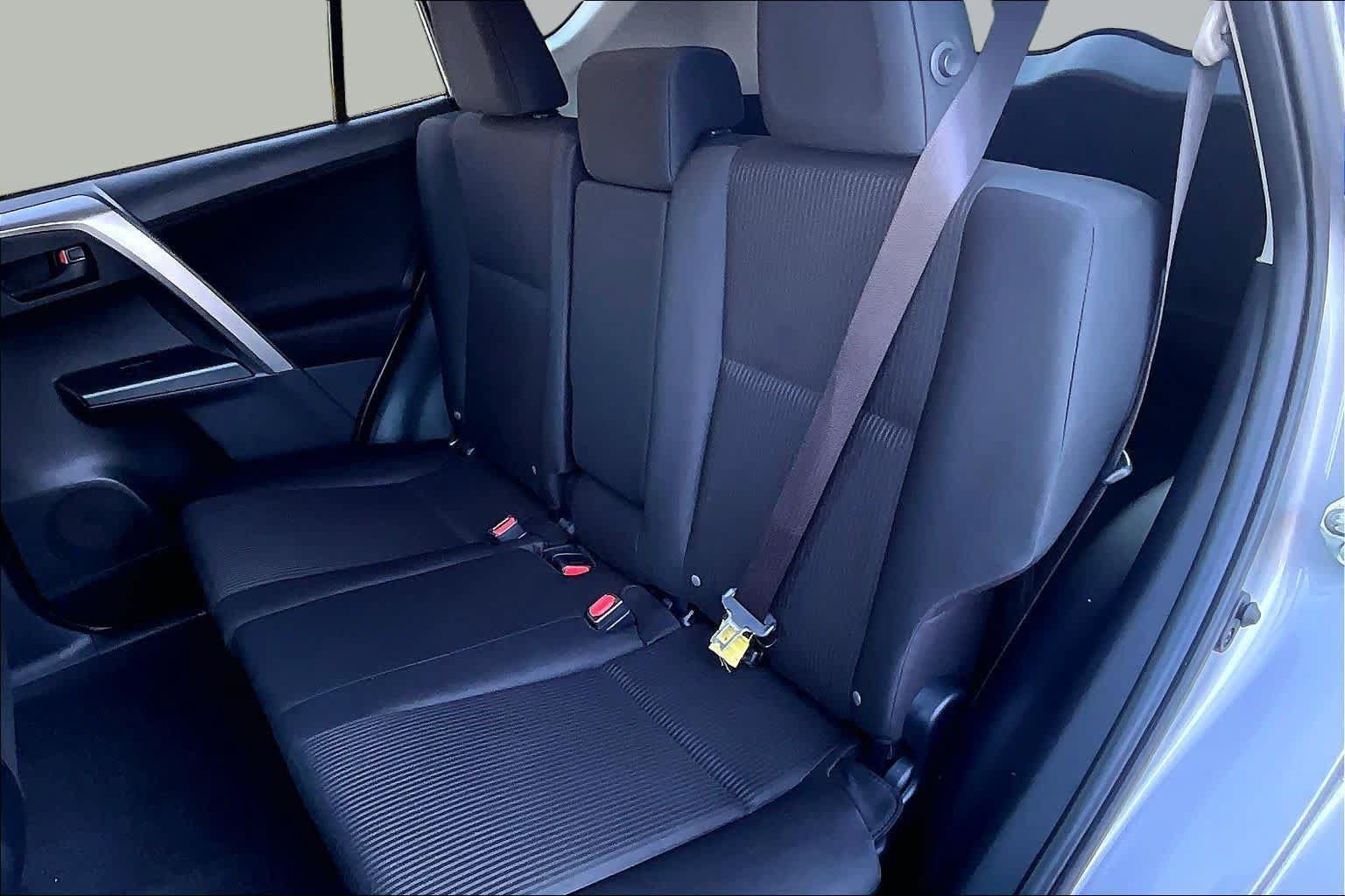 Used 2018 Toyota RAV4 LE FWD image 20