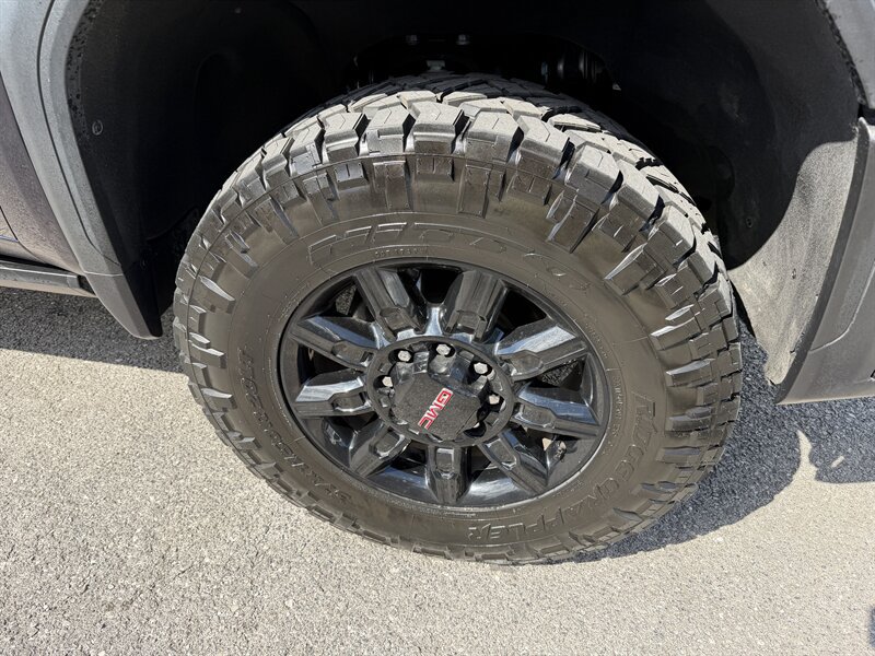 Used 2024 GMC Sierra 2500 AT4 w/ AT4 Preferred Package AWD/4WD image 12