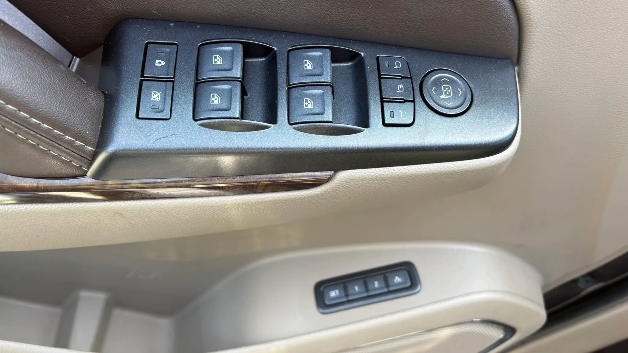 Used 2018 Chevrolet Suburban LT w/ LT Signature Package AWD/4WD image 16
