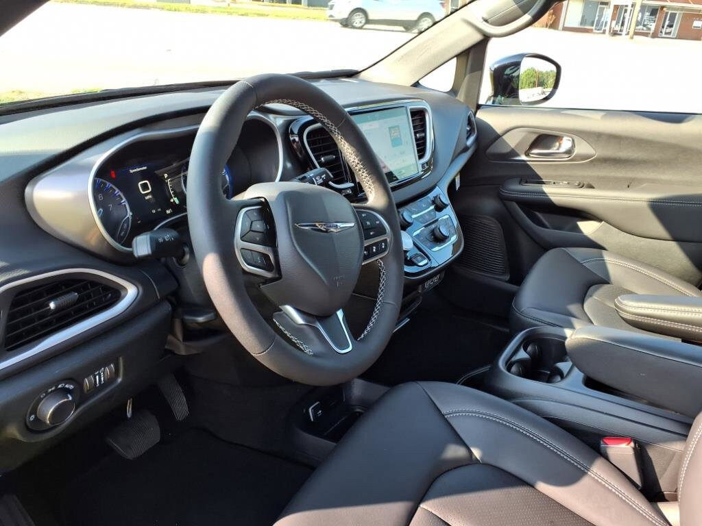 New 2025 Chrysler Voyager LX FWD image 34