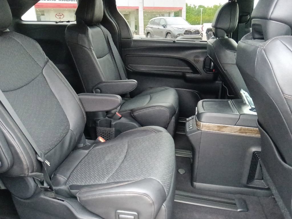 Used 2025 Toyota Sienna Platinum AWD/4WD image 34