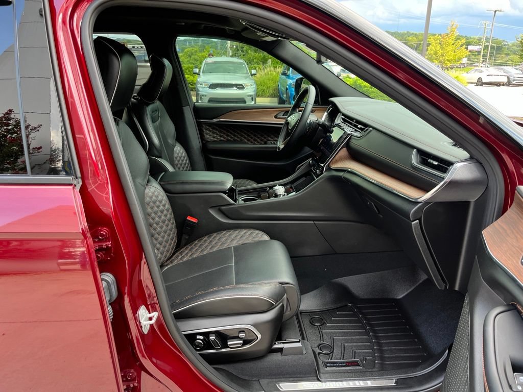 Used 2025 Jeep Grand Cherokee Summit AWD/4WD image 29