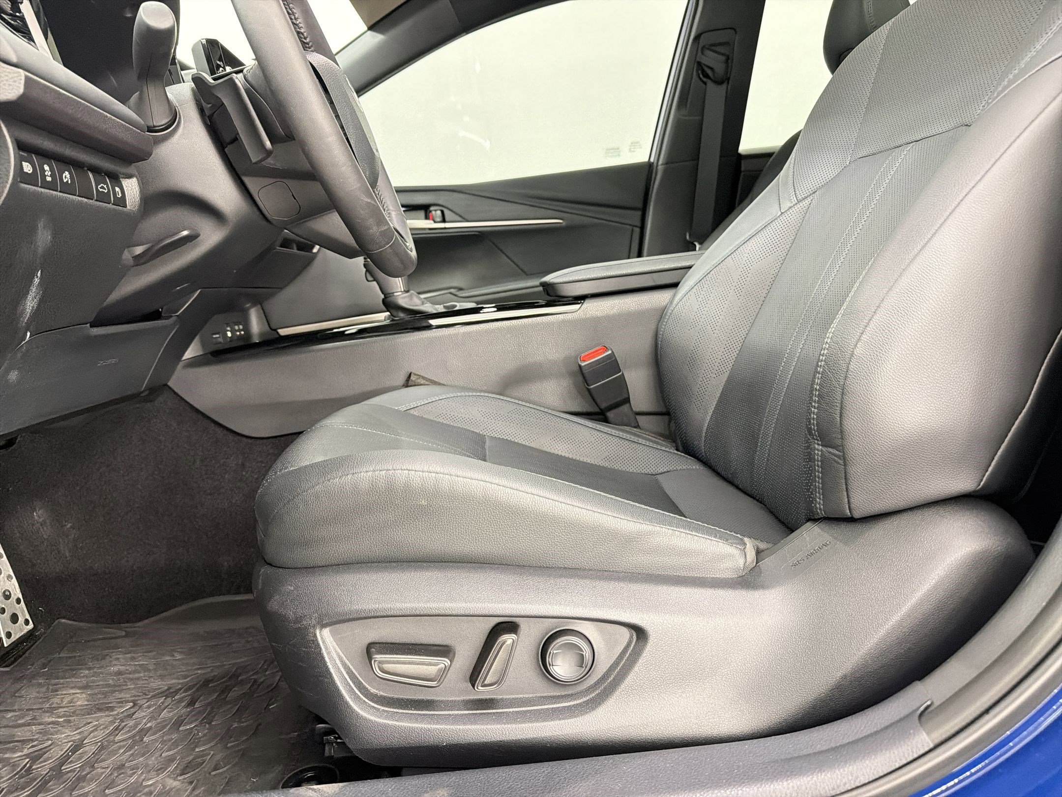 Used 2025 Toyota Camry XSE FWD image 13