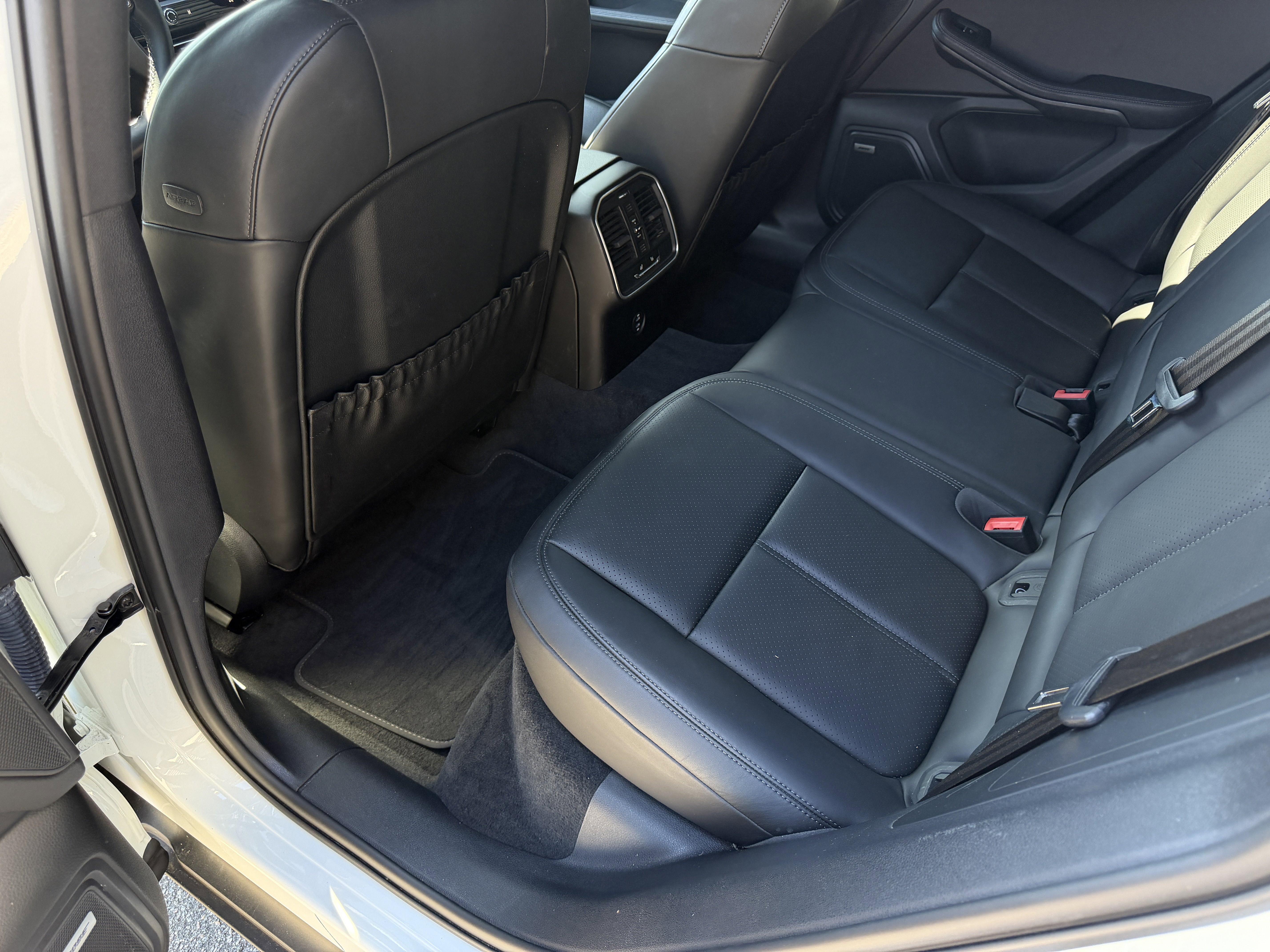 Certified 2022 Porsche Macan image 16