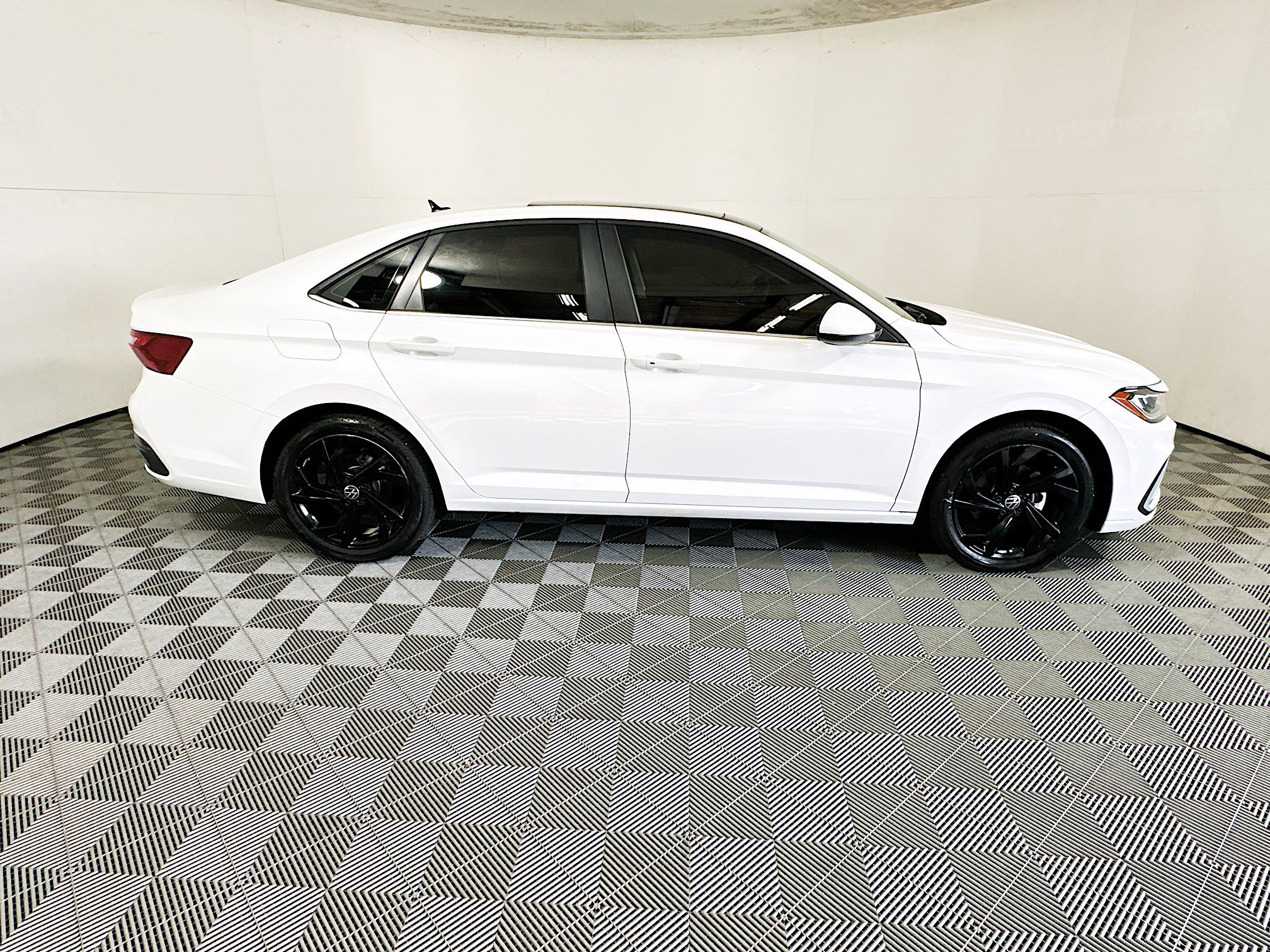 Used 2025 Volkswagen Jetta SE FWD image 2