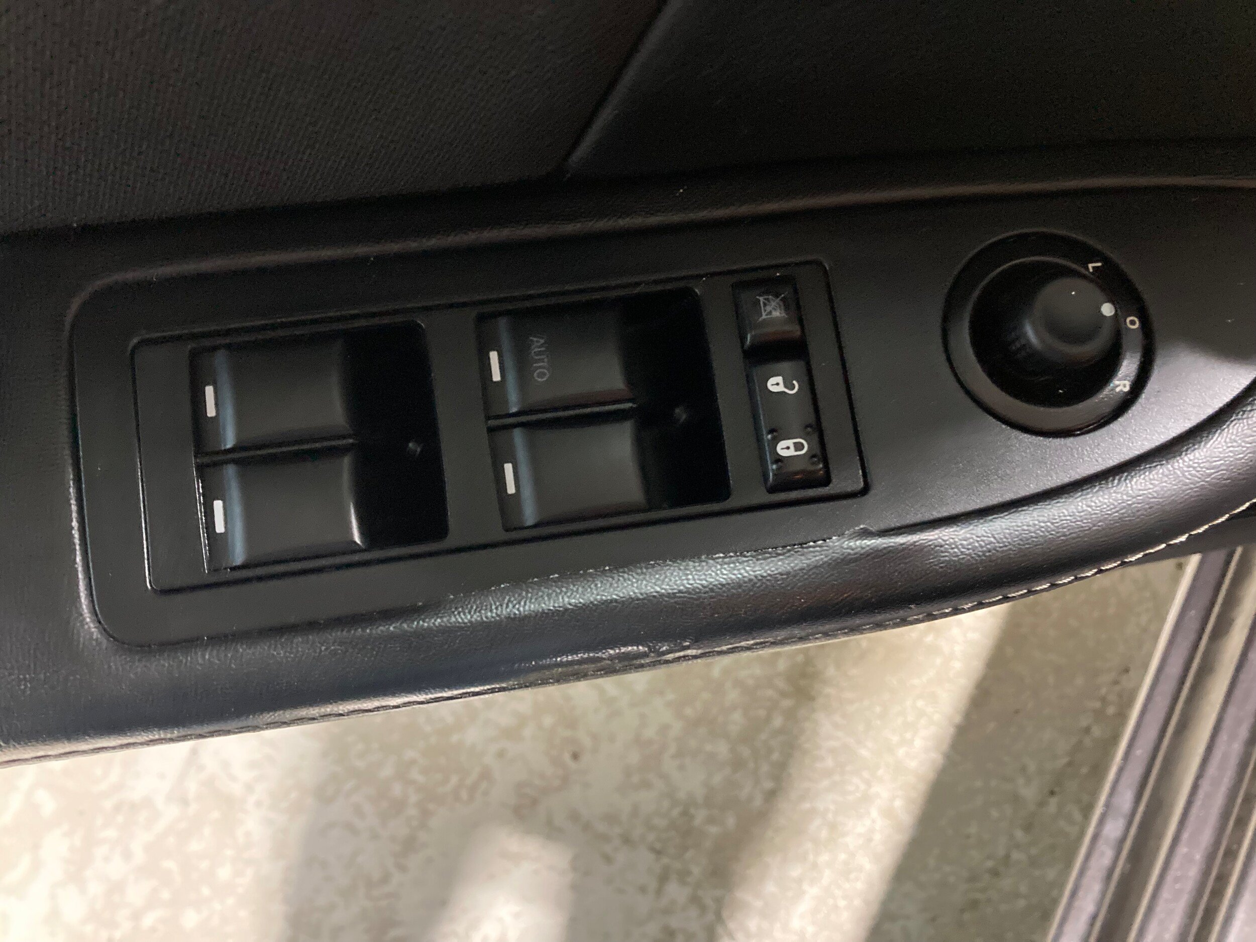 Used 2014 Dodge Avenger SE FWD image 22