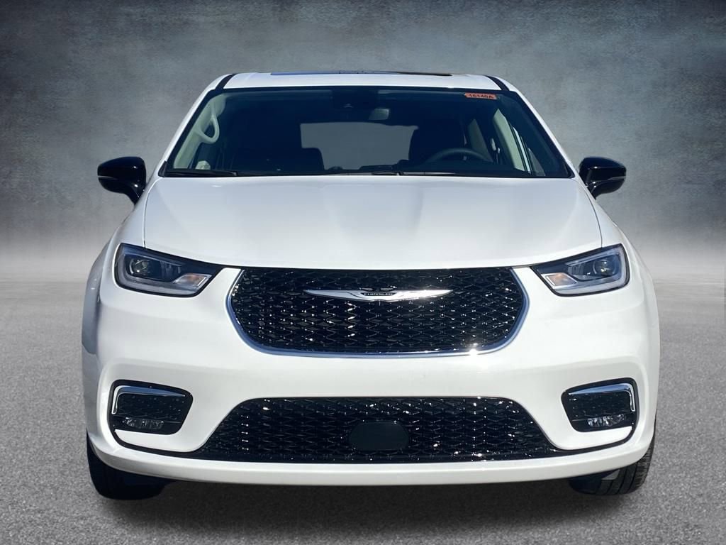 Used 2024 Chrysler Pacifica Limited image 2