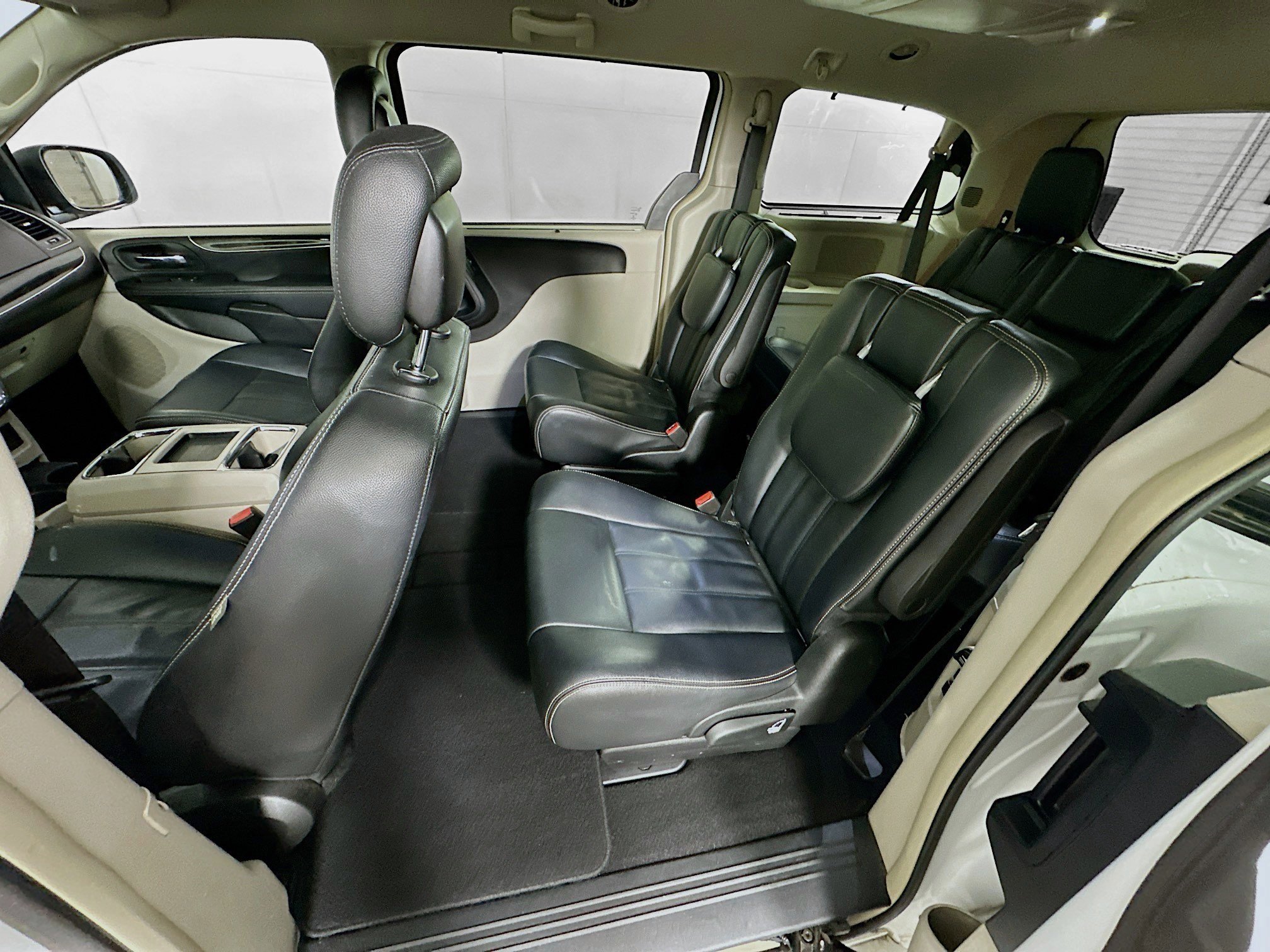 Used 2015 Chrysler Town & Country Touring FWD image 24