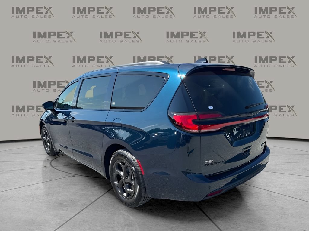 Used 2024 Chrysler Pacifica Premium FWD image 3