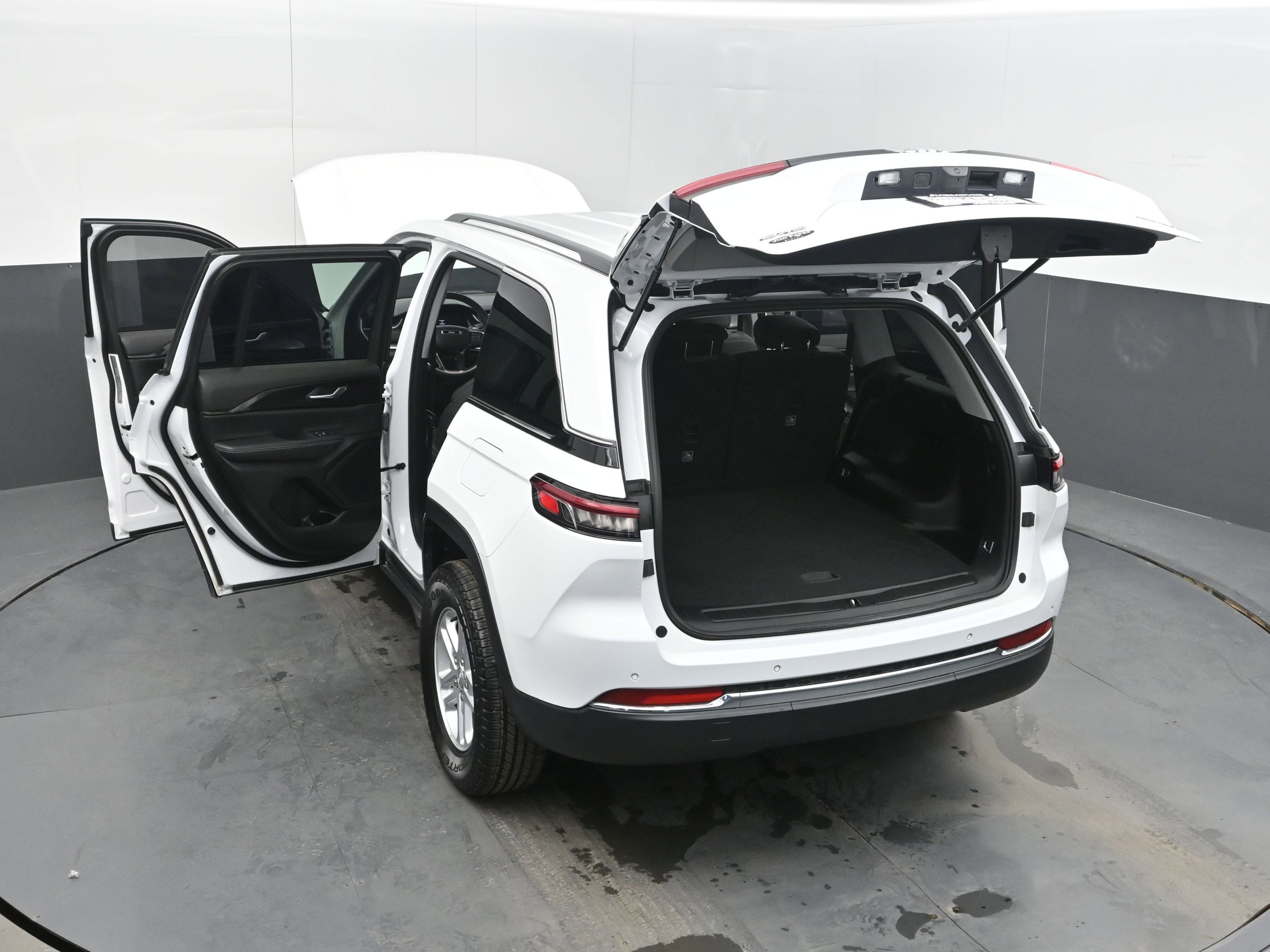 Used 2023 Jeep Grand Cherokee Laredo AWD/4WD image 43