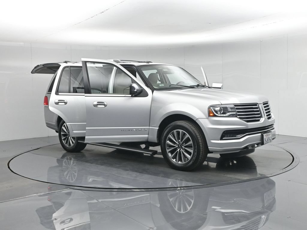 Used 2017 Lincoln Navigator Select RWD image 16
