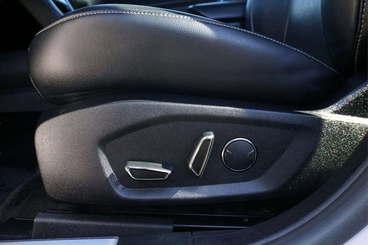 Used 2017 Ford Fusion Energi Titanium FWD image 19