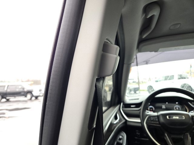 Used 2022 Jeep Grand Cherokee L Limited w/ Black Appearance Package image 32