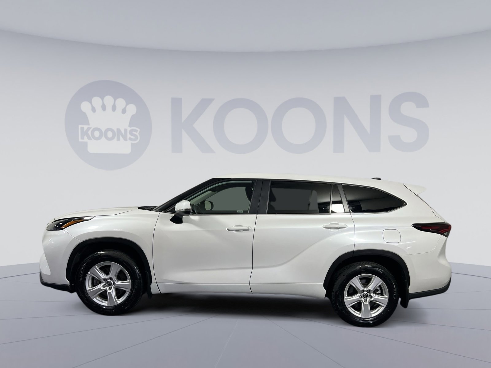 Used 2024 Toyota Highlander LE image 2