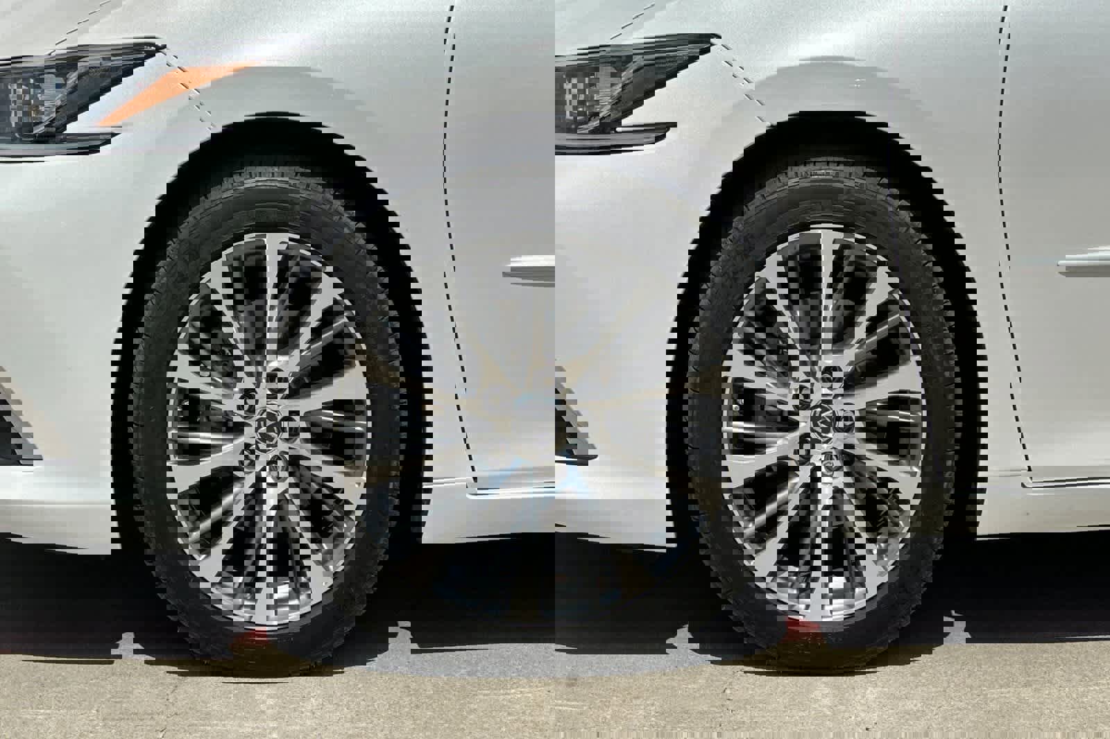 Used 2019 Lexus ES 300h w/ Premium Package image 29