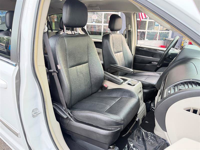 Used 2016 Chrysler Town & Country Touring FWD image 16