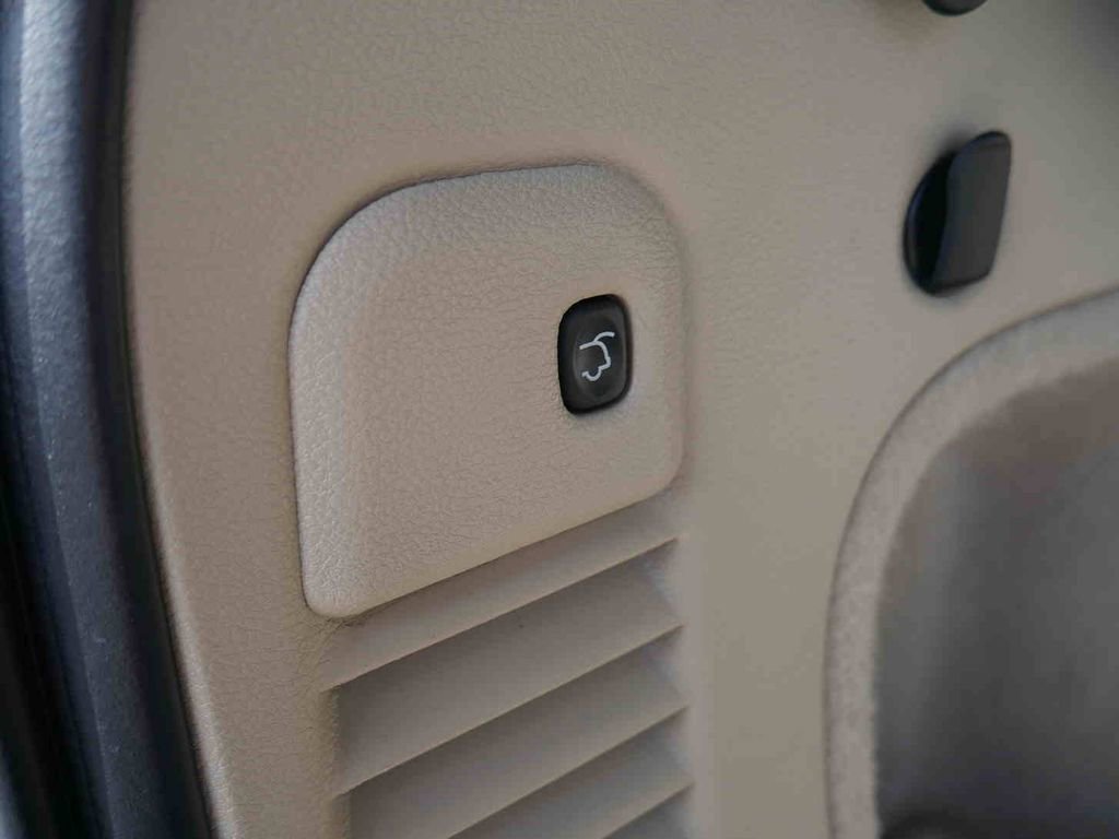 Used 2017 Jeep Grand Cherokee Overland w/ Jeep Active Safety Group image 10