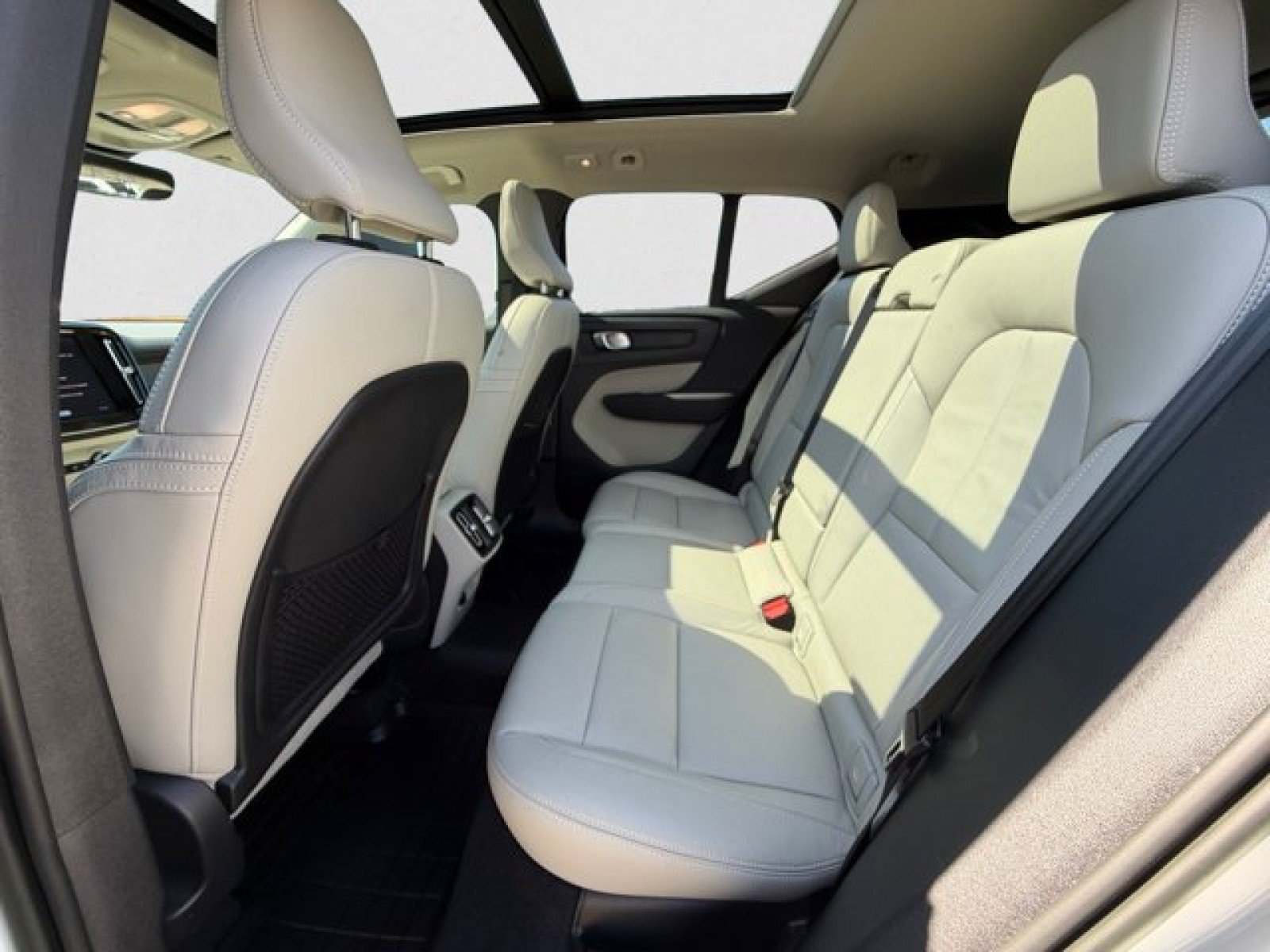 Used 2023 Volvo XC40 B5 Plus AWD/4WD image 18