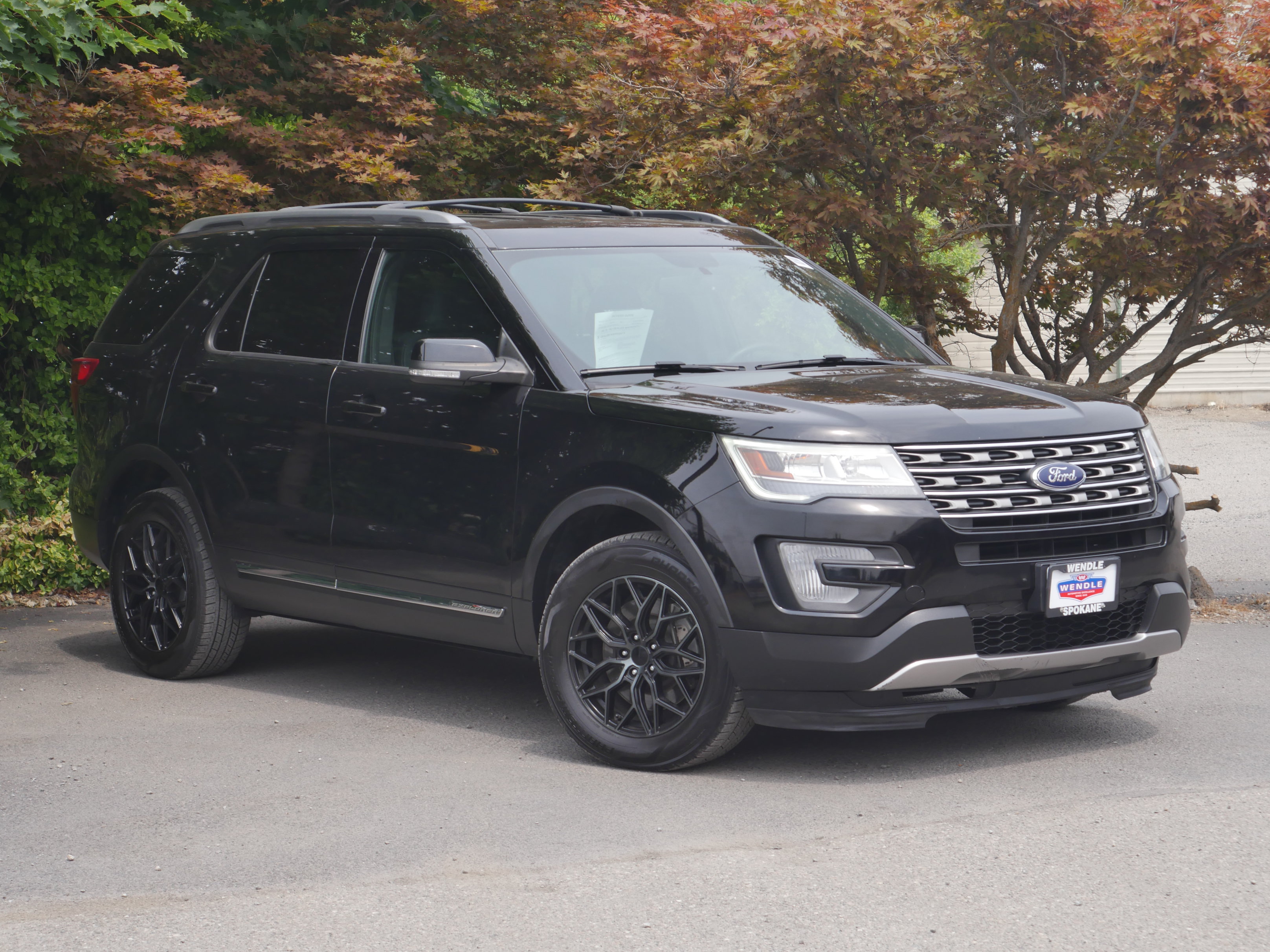 Used 2017 Ford Explorer XLT w/ Equipment Group 201A AWD/4WD image 29
