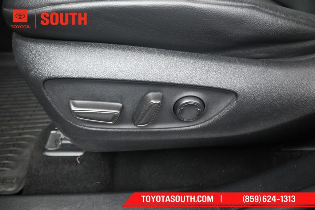 Used 2021 Toyota Highlander XLE AWD/4WD image 23