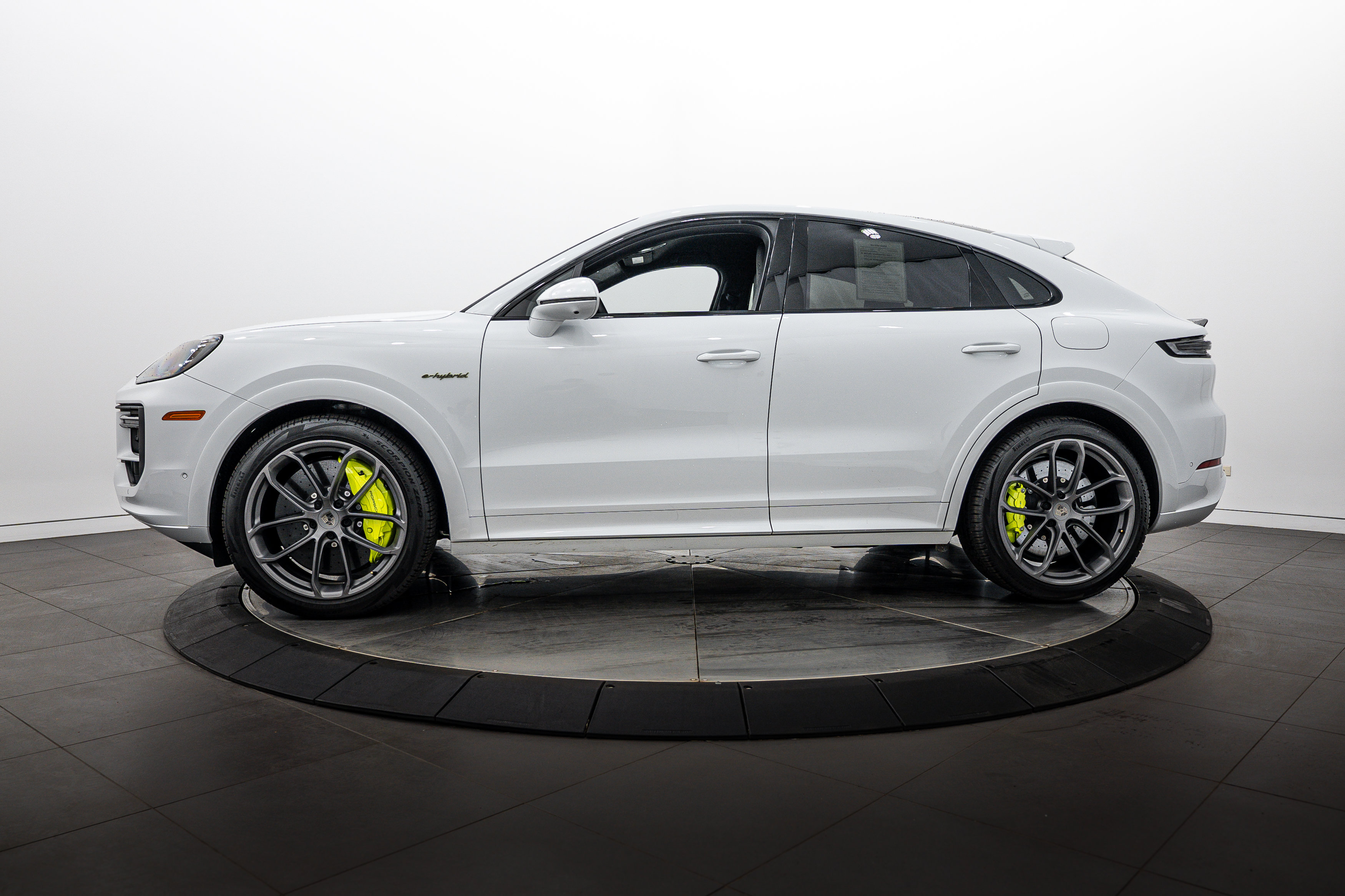 Certified 2025 Porsche Cayenne Turbo AWD/4WD image 2