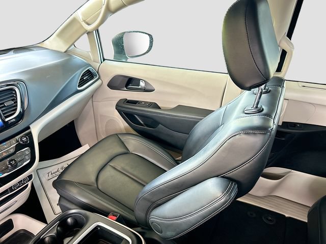 Used 2023 Chrysler Pacifica Touring-L FWD image 5