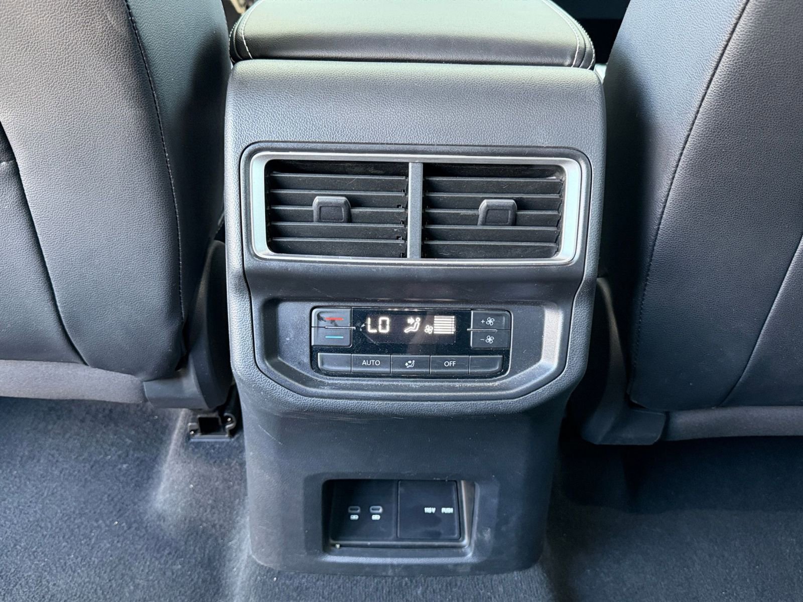 Used 2025 Volkswagen Atlas SE AWD/4WD image 24