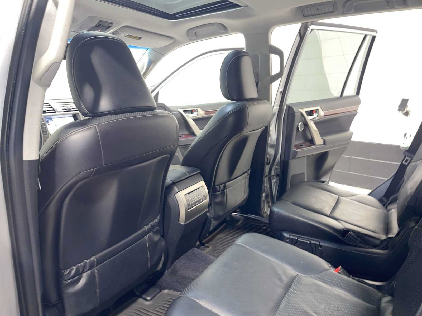 Used 2017 Lexus GX 460 Luxury w/ Preferred Accessory Package AWD/4WD image 12