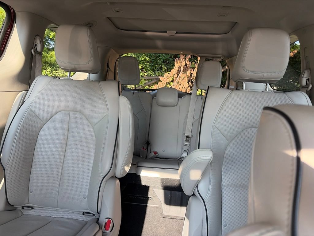Used 2018 Chrysler Pacifica Limited w/ Advanced Safetytec Group FWD image 17