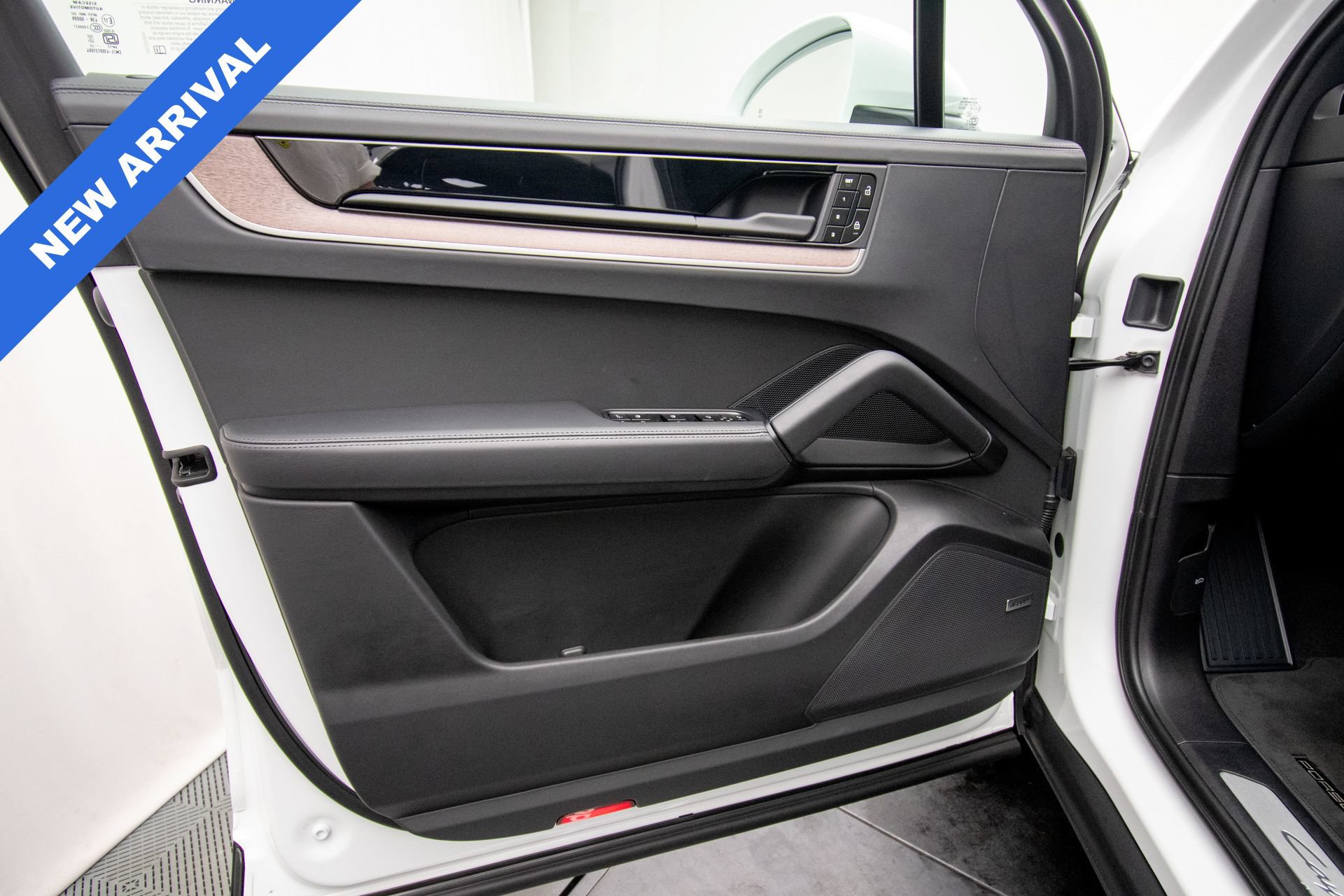 Used 2025 Porsche Cayenne S AWD/4WD image 28