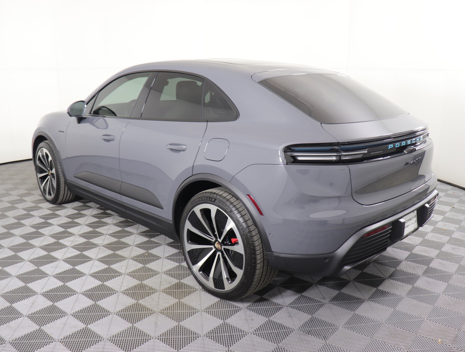 Used 2025 Porsche Macan 4S Electric image 3