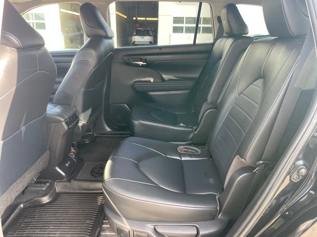 Used 2022 Toyota Highlander XLE AWD/4WD image 28