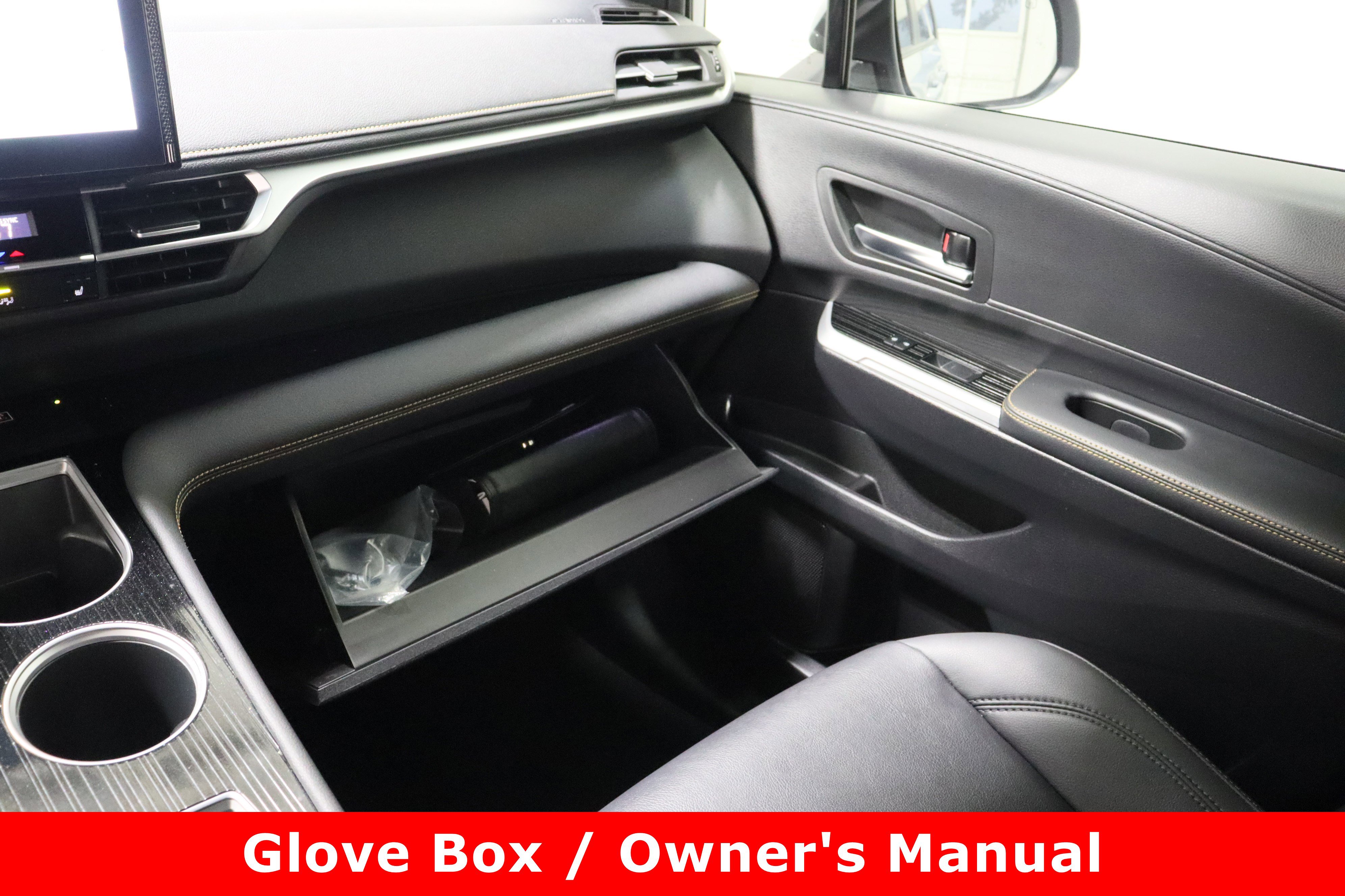 Used 2025 Toyota Sienna XLE Woodland Edition image 25